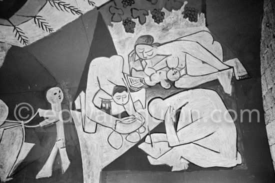 War and Peace ("La Guerre et la Paix") drawing on the vault of the Temple of Peace (Temple de la Paix, or Chapelle de la paix). Vallauris 1961. - Photo by Edward Quinn