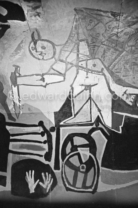 War and Peace ("La Guerre et la Paix") drawing on the vault of the Temple of Peace (Temple de la Paix, or Chapelle de la paix). Vallauris 1961. - Photo by Edward Quinn