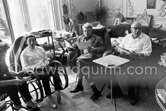 Pablo Picasso, Jacqueline and Edouard Pignon viewing photos by Edward Quinn, which the latter brought as a gift. La Californie, Cannes 1961. - Photo by Edward Quinn