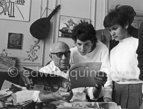 Pablo Picasso, Paloma Picasso and Catherine Hutin viewing photos by Edward Quinn, which the latter brought as a gift. La Californie, Cannes 1961. - Photo by Edward Quinn