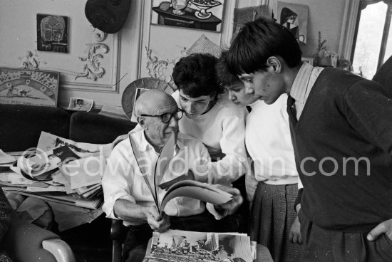 Pablo Picasso, Paloma Picasso, Claude Picasso and Catherine Hutin viewing photos by Edward Quinn, which the latter brought as a gift, La Californie, Cannes 1961. - Photo by Edward Quinn