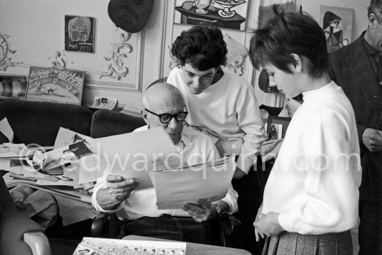 Pablo Picasso, Paloma Picasso and Catherine Hutin viewing photos by Edward Quinn, which the latter brought as a gift. La Californie, Cannes 1961. - Photo by Edward Quinn