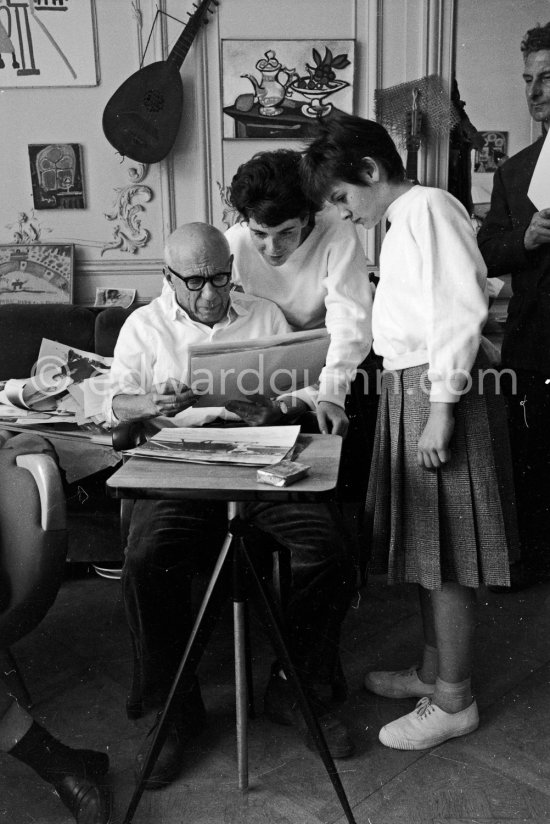 Pablo Picasso, Paloma Picasso, Catherine Hutin and Jacques Frélaut, printer In Vallauris, viewing photos by Edward Quinn, which the latter brought as a gift, La Californie, Cannes 1961. - Photo by Edward Quinn