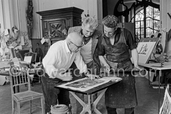 Pablo Picasso and Jacques Frélaut (right), his printer In Vallauris, and the painter Edouard Pignon. At a table by Joseph-Marius Tiola. La Californie, Cannes 1961. - Photo by Edward Quinn