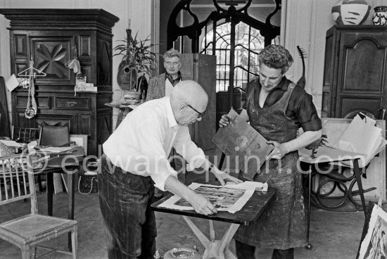 Pablo Picasso, Jacques Frélaut, printer In Vallauris, and Edouard Pignon. At a table by Joseph-Marius Tiola. La Californie, Cannes 1961. - Photo by Edward Quinn