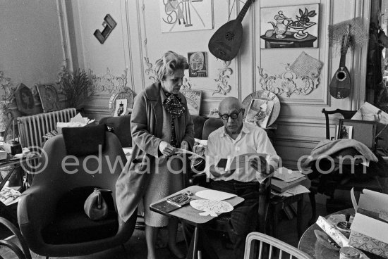 Pablo Picasso and Suzanne Ramié with invitation cards for the opening of an exhibition at La Galerie Madoura, 5 april 1961. Pablo Picasso working on "Oeuf de pâques" with Caran d\'ache wax oil pastels. La Californie, Cannes 1961. - Photo by Edward Quinn