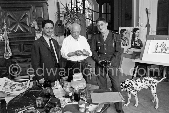 Pablo Picasso with not yet identified persons and Perro. La Californie, Cannes 1961. - Photo by Edward Quinn