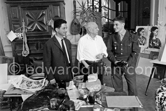 Pablo Picasso with not yet identified persons. La Californie, Cannes 1961. - Photo by Edward Quinn