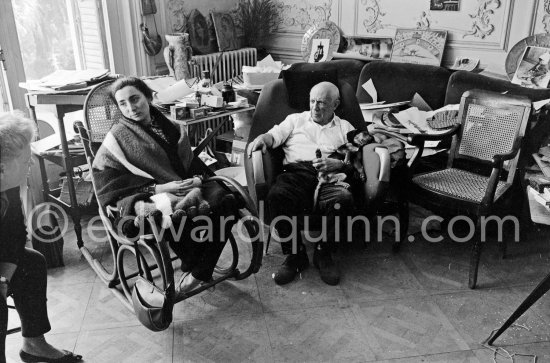Pablo Picasso, Jacqueline and Hélène Parmelin with dachshund Ma Jolie. Jacqueline, sitting in a rocking chair, is wearing a blouse made from a textile designed by Pablo Picasso. La Californie, Cannes 1961. - Photo by Edward Quinn