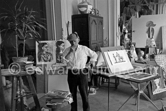 (see also Pic610730) Pablo Picasso never fails to surprise with the unusual, in this case a check dear-stalker worn with all the aplomb of a 19th century English Squire. A table by Joseph-Marius Tiola on the right. La Californie, Cannes 1961.1 - Photo by Edward Quinn