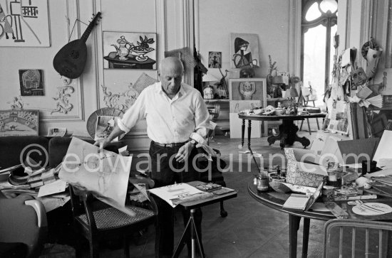 Pablo Picasso working on gouache with Caran d'ache wax oil pastels and water color. Pablo Picasso always liked surprises and in his work he encouraged unpredictable outcomes. La Californie, Cannes 1961. - Photo by Edward Quinn