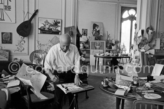 Pablo Picasso working on gouache with Caran d'ache wax oil pastels and water color. Pablo Picasso always liked surprises and in his work he encouraged unpredictable outcomes. La Californie, Cannes 1961. - Photo by Edward Quinn