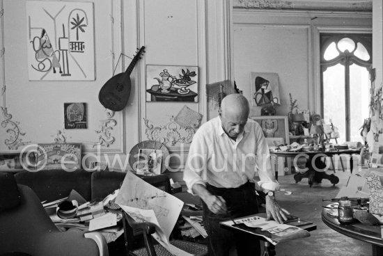 Pablo Picasso working on gouache with Caran d'ache wax oil pastels and water color. Pablo Picasso always liked surprises and in his work he encouraged unpredictable outcomes. La Californie, Cannes 1961. - Photo by Edward Quinn