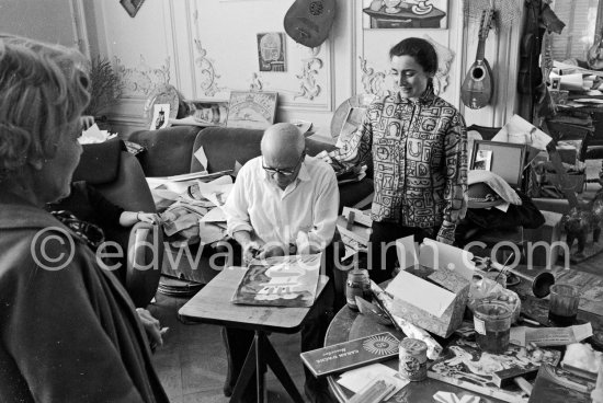 Picasso working on gouache with Caran d'ache wax oil pastels and water color. Picasso always liked surprises and in his work he encouraged unpredictable outcomes. Jacqueline, Suzanne Ramié. La Californie, Cannes, Easter (Good friday) 31.3.1961. - Photo by Edward Quinn