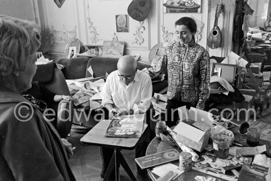 Picasso working on gouache with Caran d\'ache wax oil pastels and water color. Picasso always liked surprises and in his work he encouraged unpredictable outcomes. Jacqueline, Suzanne Ramié. La Californie, Cannes, Easter (Good friday) 31.3.1961. - Photo by Edward Quinn