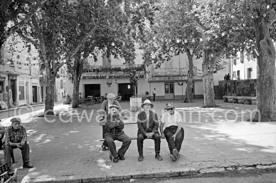 Pablo Picasso sculpture "L’homme au mouton". Place Paul Isnard, Vallauris 1961. - Photo by Edward Quinn