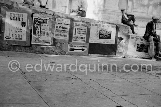 In front of Église Sainte-Anne / Saint-Martin 1839-1882, Vallauris 1961. - Photo by Edward Quinn