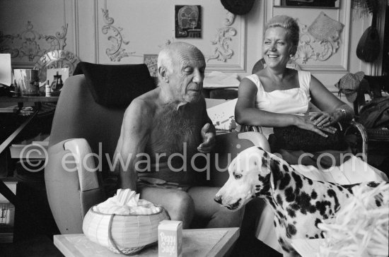 A piece of sugar for Perro. On the right beside Pablo Picasso the wife of Spanish painter Antoni Clavé. La Californie, Cannes 1961. - Photo by Edward Quinn
