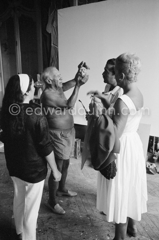 Pablo Picasso with Antoni Clavé and wife and Jacqueline. La Californie 1961. - Photo by Edward Quinn