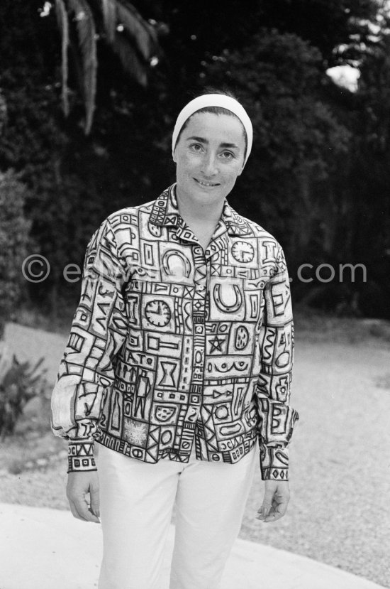 Jacqueline, wearing a blouse made from a textile designed by Pablo Picasso. La Californie, Cannes 1961. - Photo by Edward Quinn
