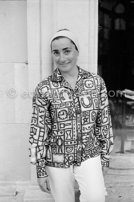 Jacqueline, wearing a blouse made from a textile designed by Pablo Picasso. La Californie, Cannes 1961. - Photo by Edward Quinn