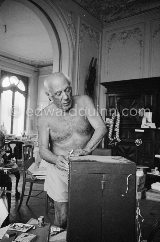 In the box a glass object of Egidio Costantini de la Fucina Degli Angeli (see Pic531407, MPParis:1950.4.1). La Californie, Cannes 1961. - Photo by Edward Quinn