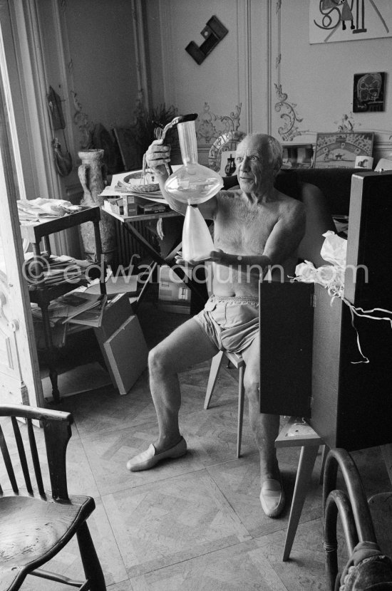 Pablo Picasso with a glass object of Egidio Costantini de la Fucina Degli Angeli (see Pic531407, MPParis:1950.4.1). A table by Joseph-Marius Tiola in the background. La Californie, Cannes 1961. - Photo by Edward Quinn