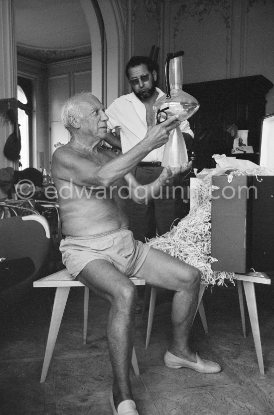 Pablo Picasso and Georges Tabaraud (editor of "Le Patriote", a french communist daily Newspaper), with a gPablo Picasso with a glass object of Egidio Costantini de la Fucina Degli Angeli (see Pic531407, MPParis:1950.4.1). La Californie, Cannes 1961. - Photo by Edward Quinn