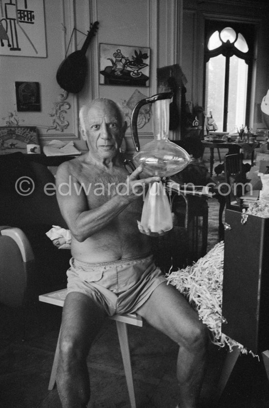 Pablo Picasso with a glass object of Egidio Costantini de la Fucina Degli Angeli (see Pic531407, MPParis:1950.4.1). La Californie, Cannes 1961. - Photo by Edward Quinn