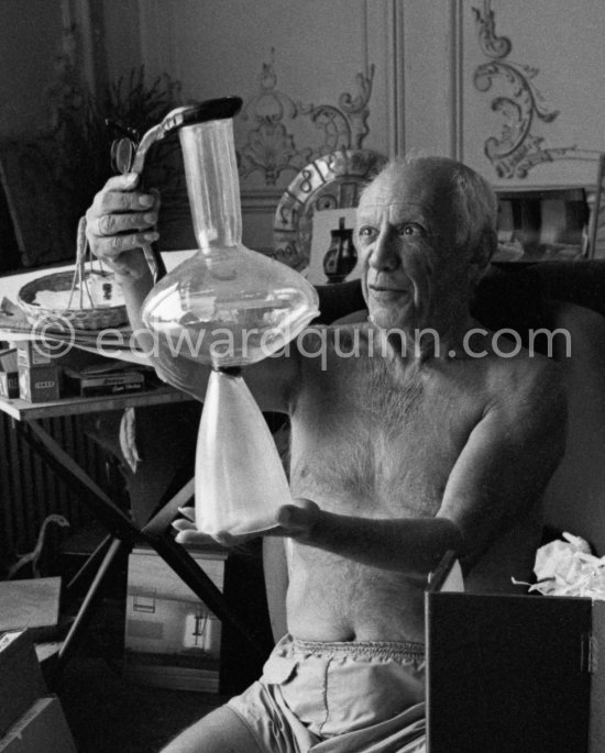 Pablo Picasso with a glass object of Egidio Costantini de la Fucina Degli Angeli (see Pic531407, MPParis:1950.4.1). La Californie, Cannes 1961. - Photo by Edward Quinn
