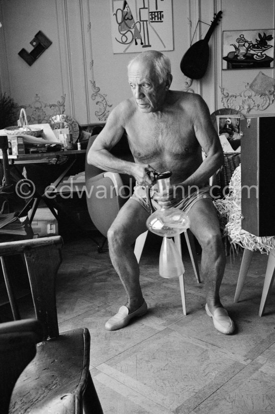 Pablo Picasso with a glass object of Egidio Costantini de la Fucina Degli Angeli (see Pic531407, MPParis:1950.4.1). La Californie, Cannes 1961. - Photo by Edward Quinn