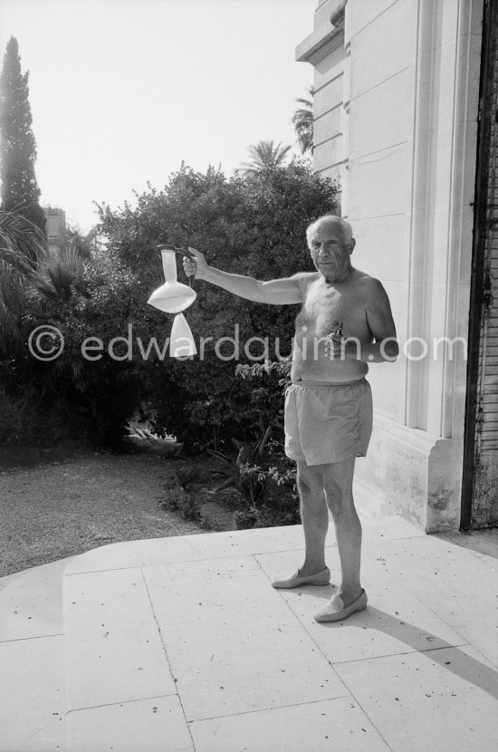 Picasso with a glass vase made from one of his designs (probably MPP:1950.4.1) at Murano, Italy. La Californie, Cannes 1961. - Photo by Edward Quinn