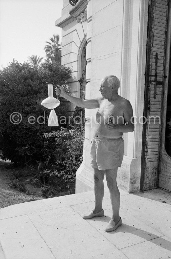 Pablo Picasso with a glass object of Egidio Costantini de la Fucina Degli Angeli (see Pic531407, MPParis:1950.4.1). La Californie, Cannes 1961. - Photo by Edward Quinn