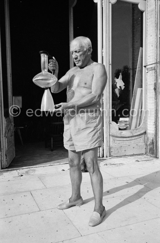 Pablo Picasso with a glass object of Egidio Costantini de la Fucina Degli Angeli (see Pic531407, MPParis:1950.4.1). La Californie, Cannes 1961. - Photo by Edward Quinn