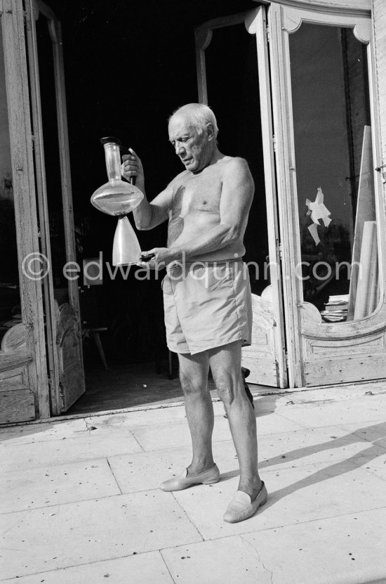 Picasso with a glass vase made from one of his designs (probably MPP:1950.4.1) at Murano, Italy. La Californie, Cannes 1961. - Photo by Edward Quinn