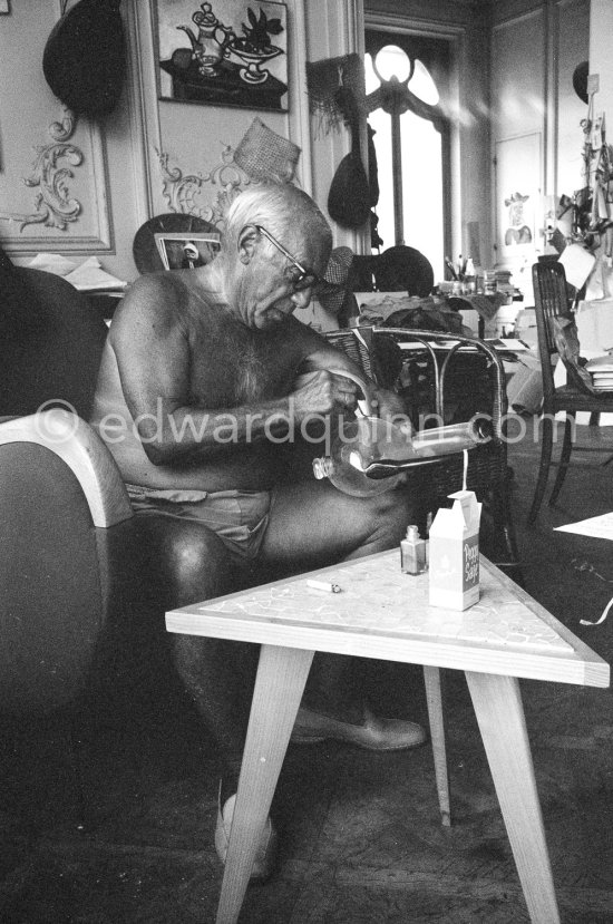 Pablo Picasso painting on a glass object of Egidio Costantini de la Fucina Degli Angeli (see Pic531407, MPParis:1950.4.1), see ( "Nature morte au compotier et au vase", 1950. MPP:1950.4.1). La Californie, Cannes 1961. - Photo by Edward Quinn