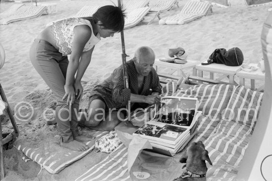 Pablo Picasso and Paloma Picasso viewing the dummy for the book "Pablo Picasso at Work" by Edward Quinn. Golfe-Juan 1961. - Photo by Edward Quinn