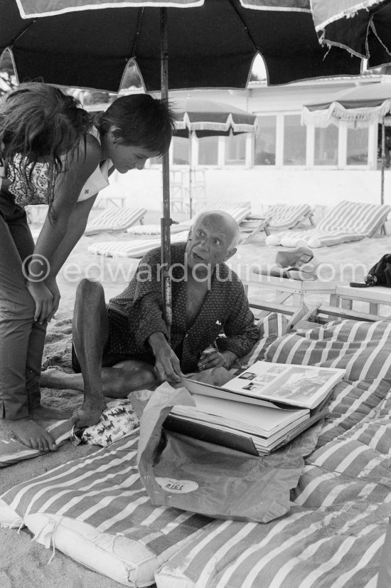 Pablo Picasso and Paloma Picasso viewing the dummy for the book "Pablo Picasso at Work" by Edward Quinn. Golfe-Juan 1961. - Photo by Edward Quinn