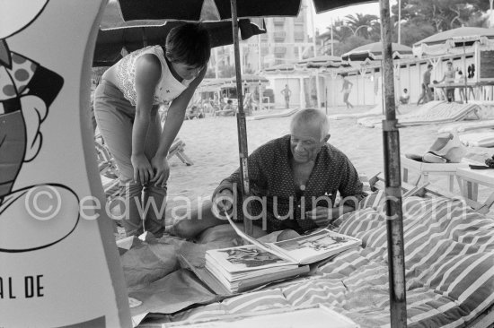 Pablo Picasso and Paloma Picasso viewing the dummy for the book "Pablo Picasso at Work" by Edward Quinn. Golfe-Juan 1961. - Photo by Edward Quinn