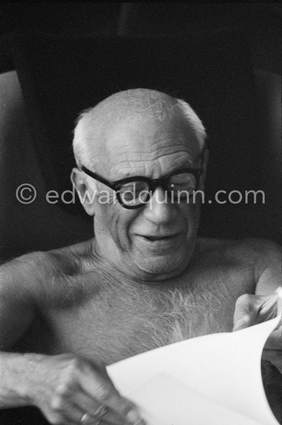 Picasso viewing a book on himself.. La Californie, Cannes 1961. - Photo by Edward Quinn
