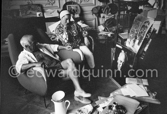 Pablo Picasso and Jacqueline with photos by Edward Quinn of Pablo Picasso, which the latter brought as a gift, and with Leica M3 of Quinn. La Californie, Cannes 1961. - Photo by Edward Quinn