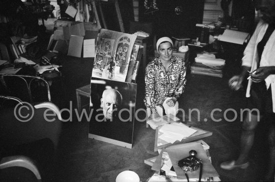 Jacqueline with portrait photo by Quinn (Pic590191) and with Leica M3 of Quinn. La Californie, Cannes 1961. - Photo by Edward Quinn