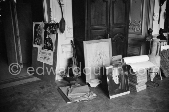 Pablo Picasso with his portrait photo by Quinn (Pic59191_Pablo Picasso_110D_009). La Californie, Cannes 1961. - Photo by Edward Quinn