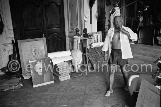 Pablo Picasso with his portrait photo by Quinn (Pic59191). La Californie, Cannes 1961. - Photo by Edward Quinn