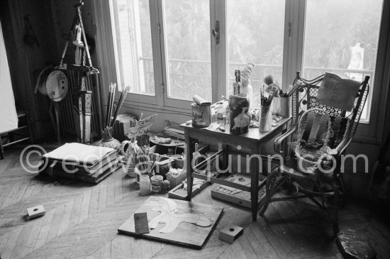 A corner in La Californie (with a Ripolin can), Cannes 1961. - Photo by Edward Quinn