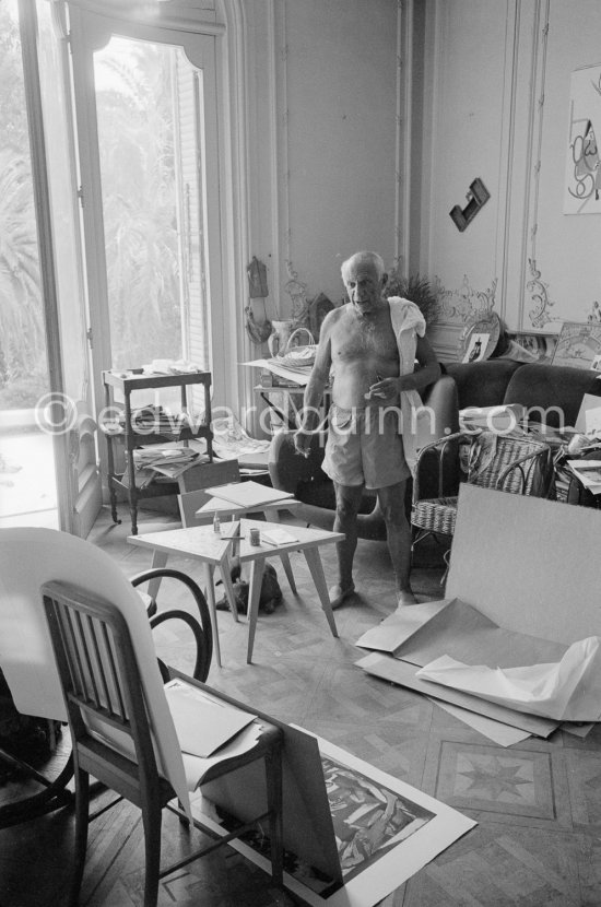 Picasso viewing litho "Le repos du faune". La Californie, Cannes 1961. - Photo by Edward Quinn