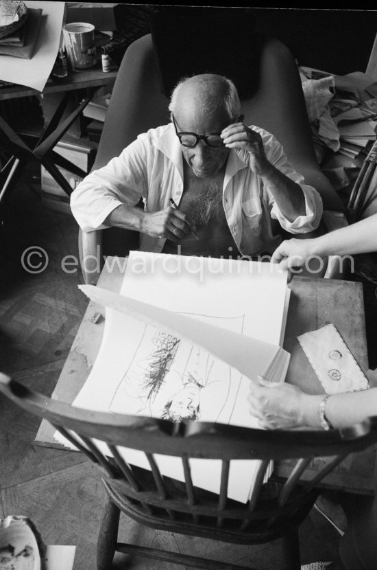 Pablo Picasso signing lPablo Picasso signing Rimbaud litho. La Californie, Cannes 1961. - Photo by Edward Quinn
