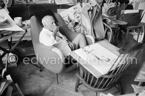 Pablo Picasso after signing his lithograph of Rimbaud. With a Ripolin can. La Californie, Cannes 1961. - Photo by Edward Quinn