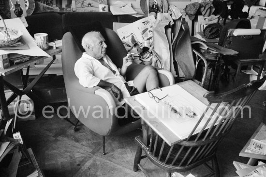 Pablo Picasso after signing his lithograph of Rimbaud. With a Ripolin can. La Californie, Cannes 1961. - Photo by Edward Quinn