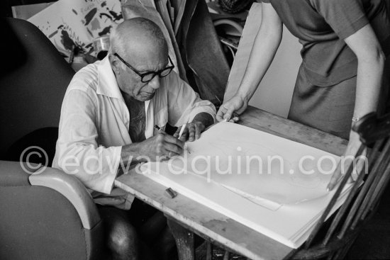 Pablo Picasso signing. La Californie, Cannes 1961. - Photo by Edward Quinn